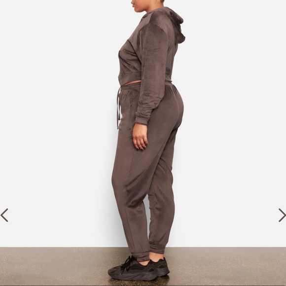 SKIMS Velour Joggers in Amethyst - Picture 3 of 4